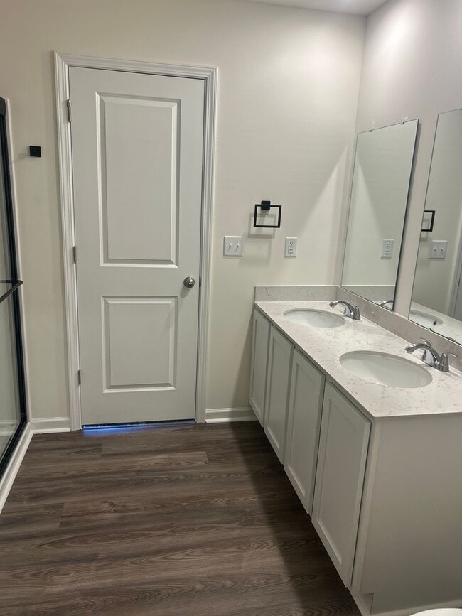 Building Photo - Brand New Townhome in the heart of Newton!