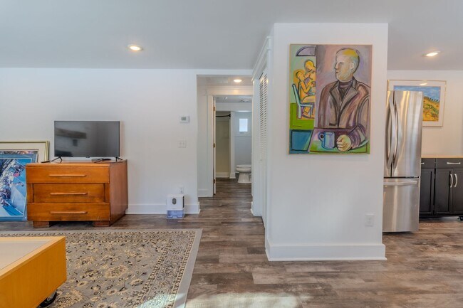 Building Photo - Quiet Cottage in the Trees