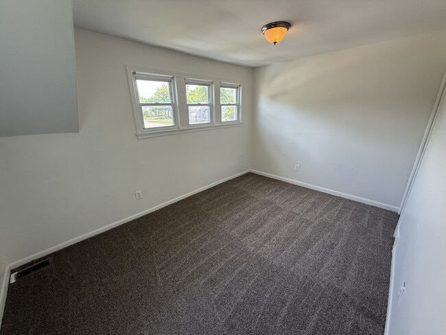 Building Photo - 11359 Maxwell Ave