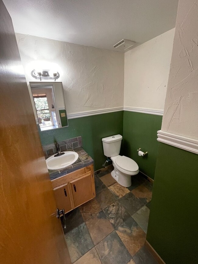 Building Photo - Paradise Oasis-3 bed 2 bath home, Back yard, covered deck, garage, no cats