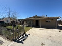 Building Photo - 3 Bedroom 1 Bath in East Hemet!