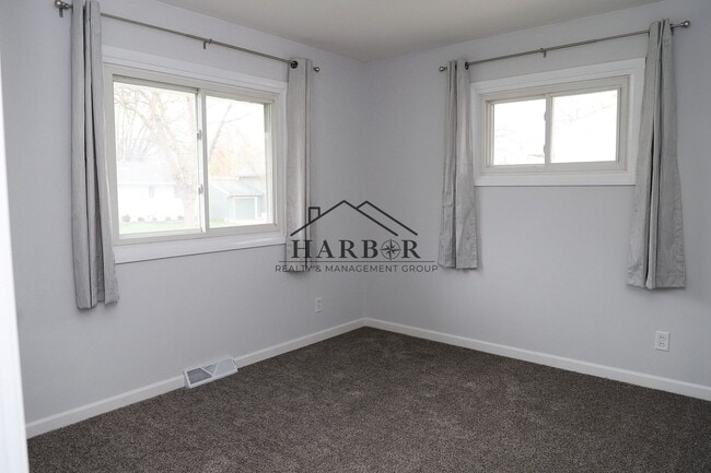 Building Photo - Single Family Home in SE Rochester Availab...