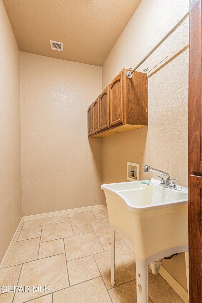 Building Photo - 3849 Tierra Campa Dr