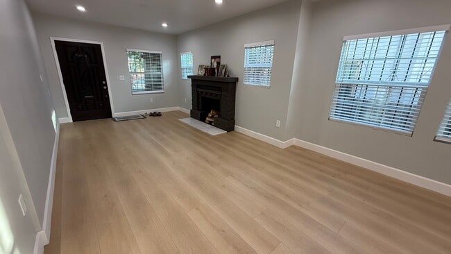 Building Photo - EPIC REA: Charming 2 Bed/ 1 Bath Home in Oakland’s Foothill Neighboorhood