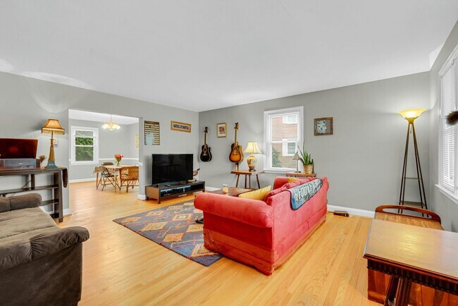 Building Photo - 3-bedroom, 1 and half bathroom end-of-group townhome in the quiet Stoneridge neighborhood in Towson