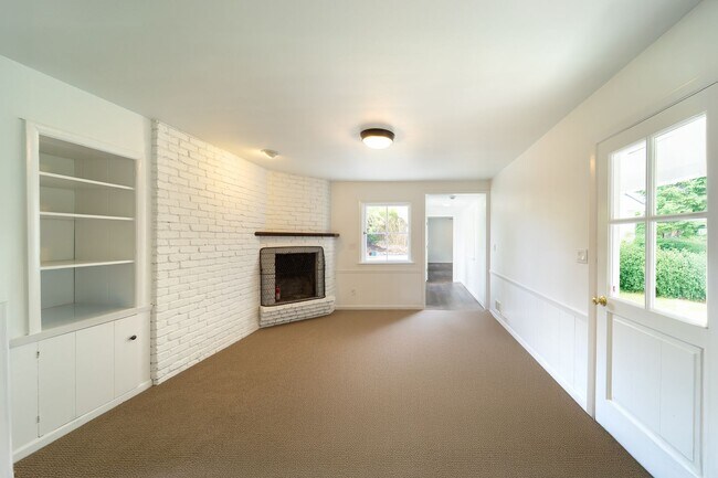 Building Photo - Newly Remodel Home in West Hills!