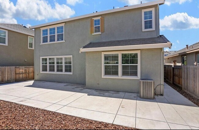 Building Photo - Beautiful 5 Bedroom, 3 Bath Tracy Home / B...