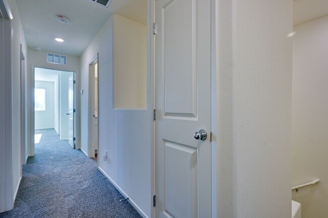 Building Photo - NW 3 Bedroom Townhouse!! Gated Community Pool!! 2 Car Garage!!! No Carpet downstairs.