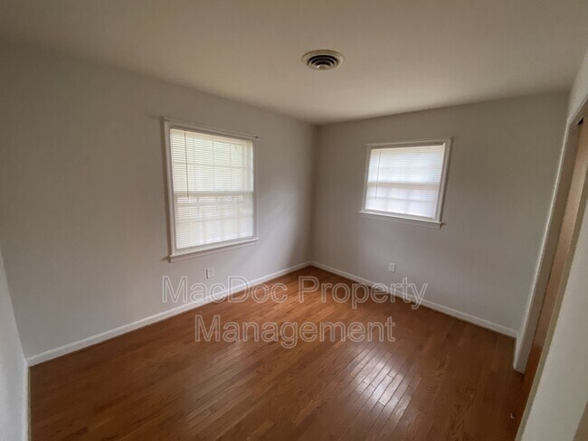 Building Photo - 304 Stratford Ave