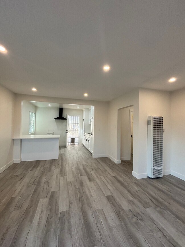 Building Photo - 5848 Gardenia Ave