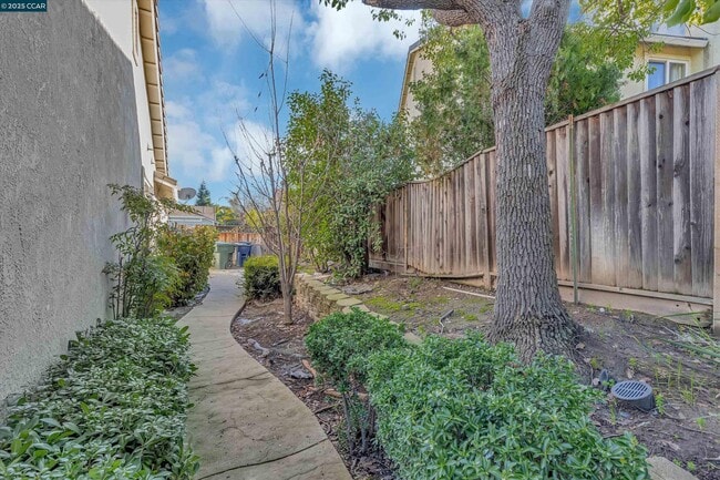 Building Photo - 4719 Golden Bear Dr