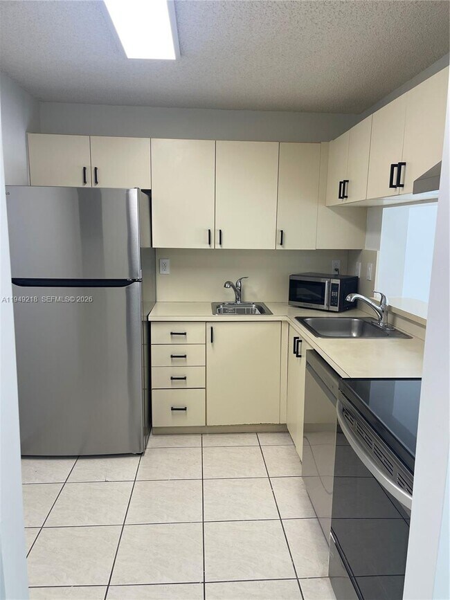 Building Photo - 3588 Collins Ave