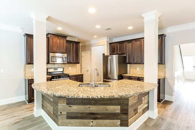 Building Photo - 402 Silver Oak Dr