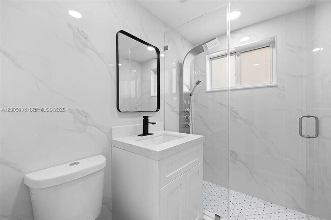 Building Photo - 331 W 40th Pl