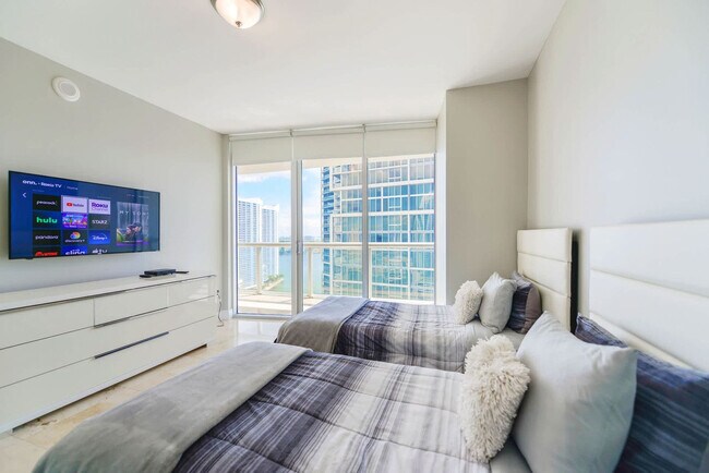 Building Photo - 485 Brickell Ave