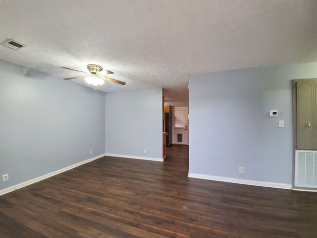 Building Photo - $1250 - 3 Bedroom 1 Bath Home offering Sunroom!