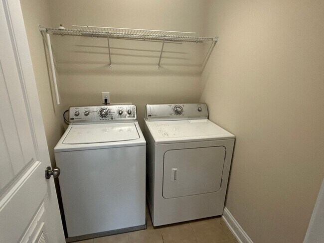 Building Photo - End Unit 3 Bed | 2.5 Bath Townhouse in Cha...