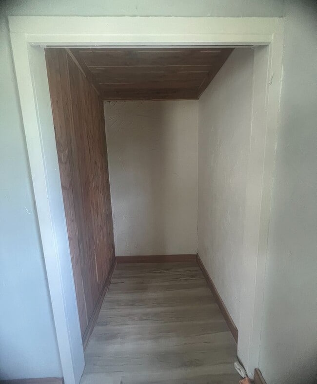 Building Photo - Newly Renovated! - $1,295 Month / $1,900 Down