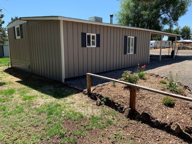 Building Photo - Home in Terrebonne