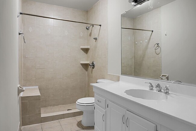 Building Photo - Spacious, Newly Renovated Villa Overlookin...