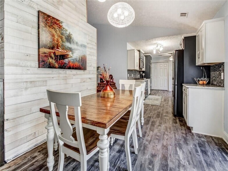Building Photo - 3840 Forsythia Way