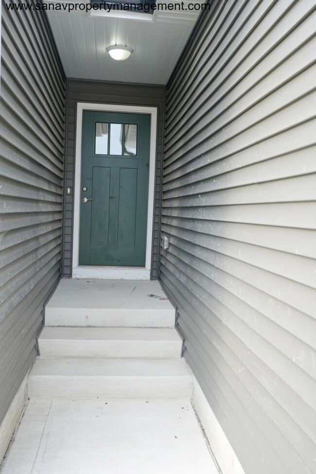Building Photo - Family-Friendly Ranch Home with 3 Car Gara...