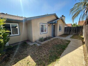 Building Photo - Great 3 bedroom 2 bath in Visalia ready fo...