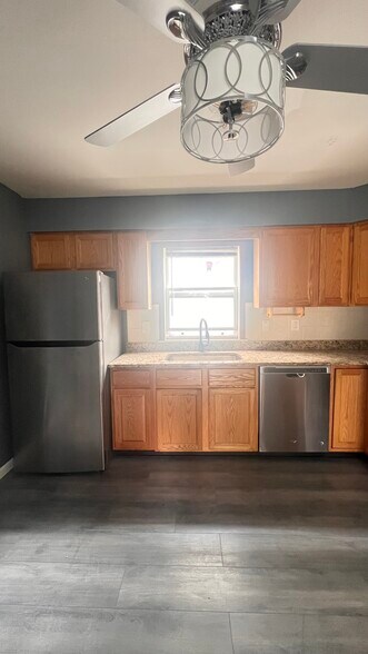 Building Photo - 215 Bower St