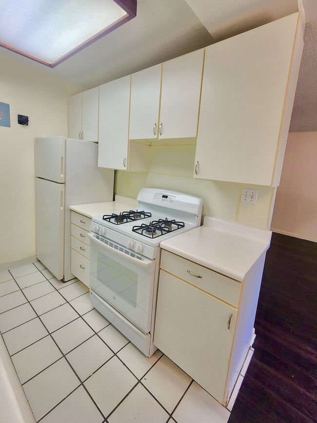 Building Photo - Dahlia Apartments