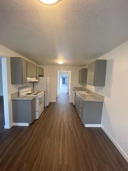 Apt 25 Kitchen - Stateside Flats