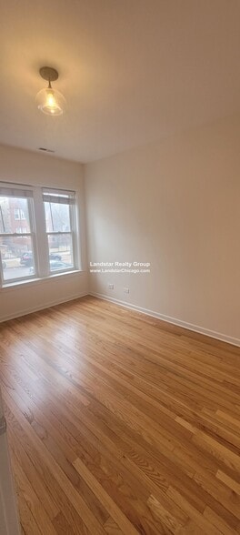 Building Photo - 4946 N Ridgeway Ave