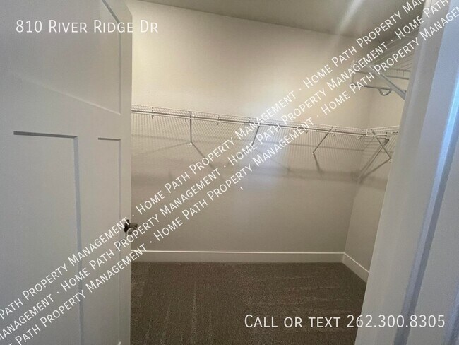 Building Photo - 810 River Ridge Dr