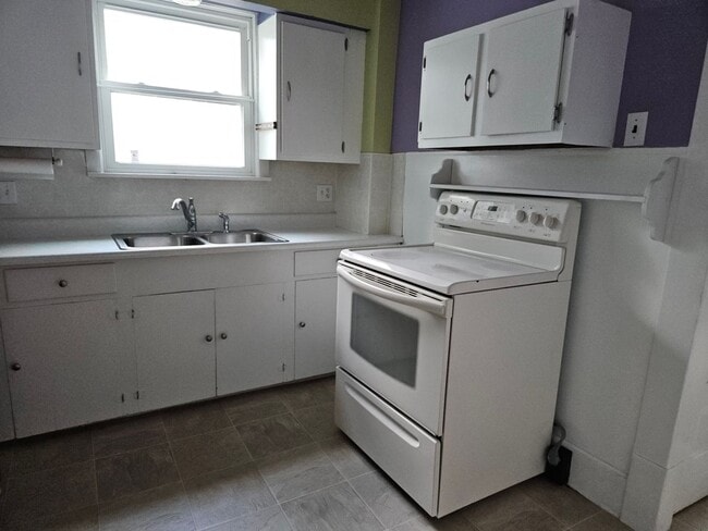 Building Photo - 2 bedroom 1.5 bath single family home