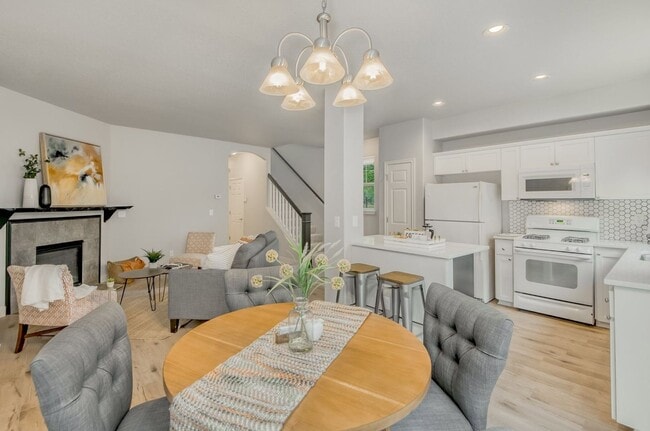 Building Photo - Beautiful Upscale End Unit Townhome with Lots of Updates! Walking Distance to Shopping & More!