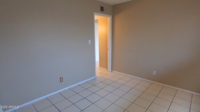 Building Photo - 26 W 6th Pl