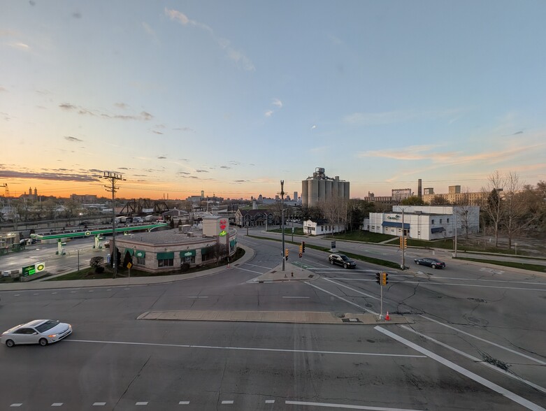 Building Photo - 2121 S Kinnickinnic Ave