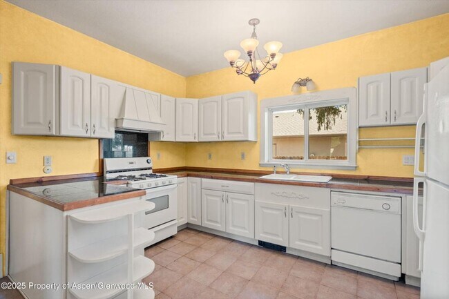 Building Photo - Charming Single Family Home in Rifle for Rent