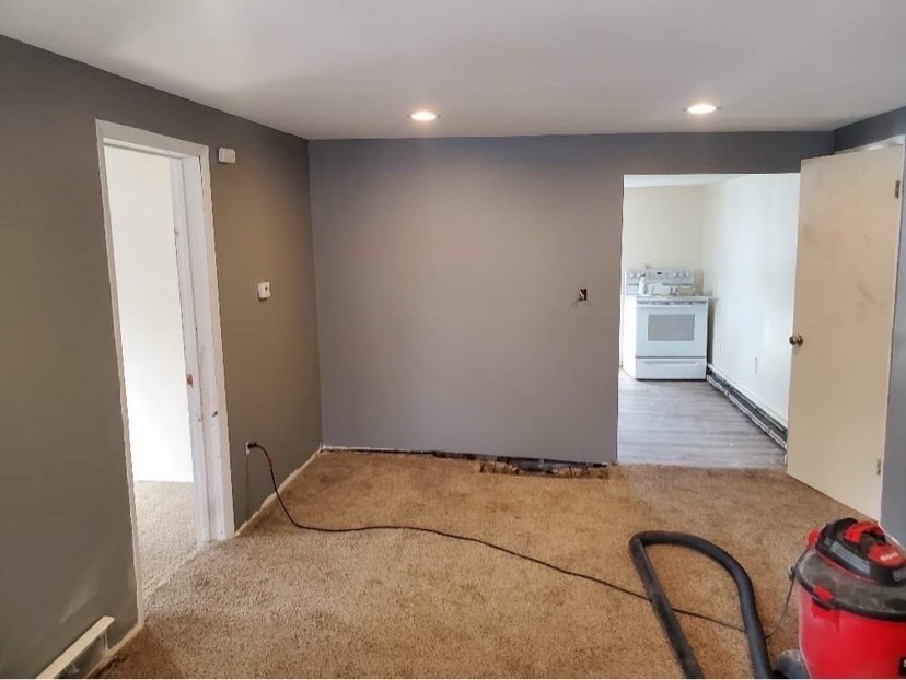 1 bed on left, kitchen in front - 567 Walnut St