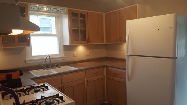 Building Photo - 302 S Walnut St