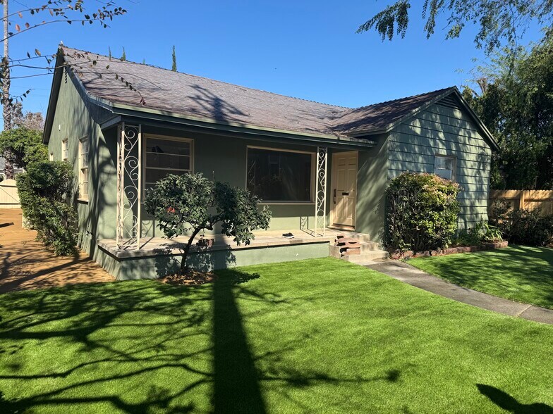 Building Photo - 13345 Burbank Blvd