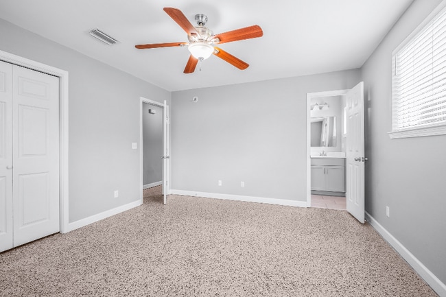 Building Photo - 302 Loruna Dr