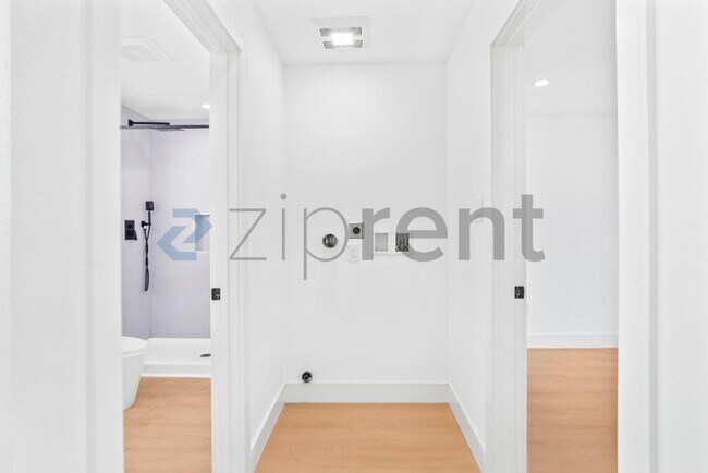 Building Photo - Unit 2