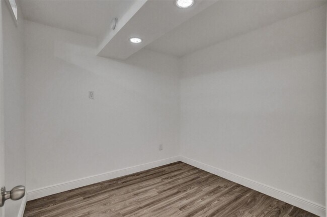 Building Photo - 1690 NE 191st St