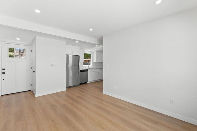 Building Photo - 323 S Ditmar St