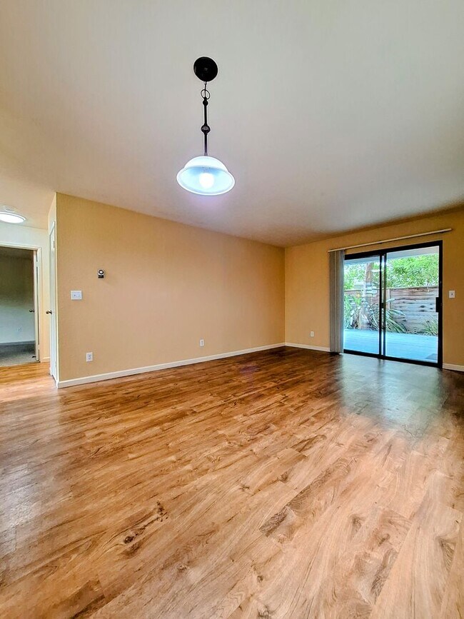 Building Photo - Refurbished Condo on 1st Floor With Laundry, Patio, Garage; Next to Pool!