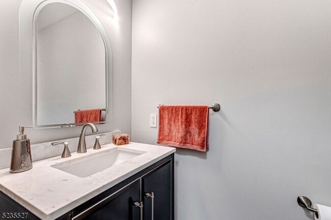 Building Photo - 33 Highmount Ave