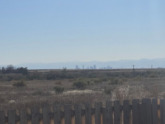 Building Photo - Like new 3 bedroom 2.5 bath with loft