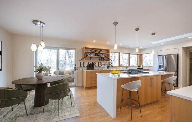 Building Photo - 1410 Woodland Dr SW