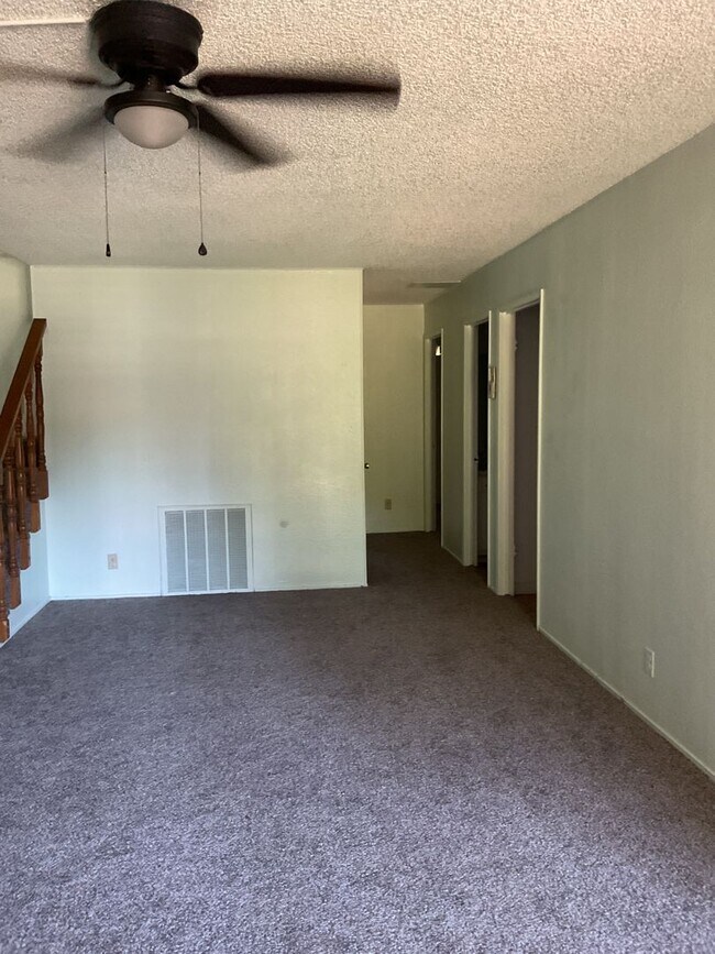 Building Photo - Two story 4 bedroom 2 bath home, Magalia