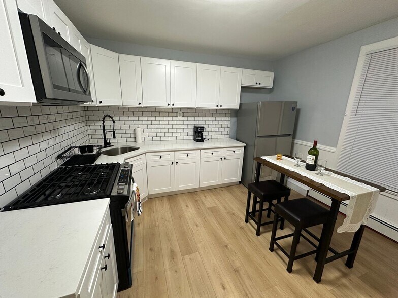 Building Photo - 63 Whitmore St